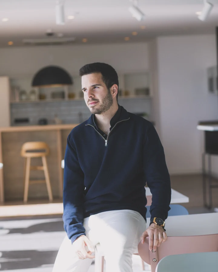 Daniel Avilés López en su oficina de Barcelona